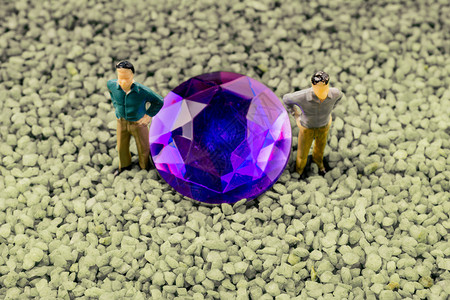 人造微型模和假钻石宝的微小雕像图片