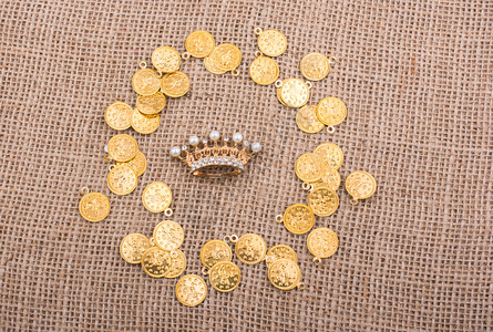 在金币中间的王冠在纹身背景的金币中图片