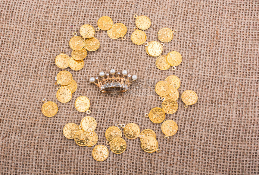 在金币中间的王冠在纹身背景的金币中图片