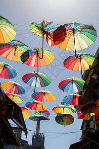 天空街装饰中使用的彩色雨伞图片