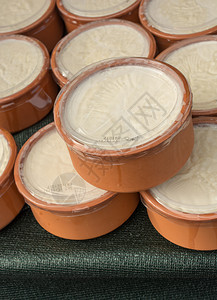 Kaymak奶油制品与类似用Kaymak奶油制品装在粘土锅里图片