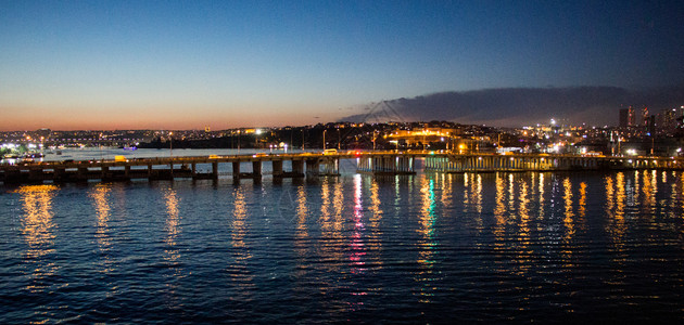 夜间在金角的阿塔图尔克桥展出图片