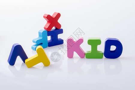 KID字词白色上彩字母块的图片