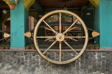 由木制的旧式传统马车轮图片