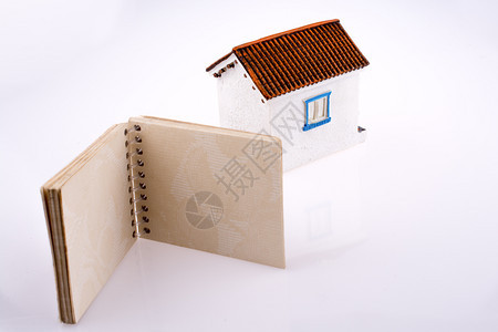 白色背景的住家和私密笔记本背景图片