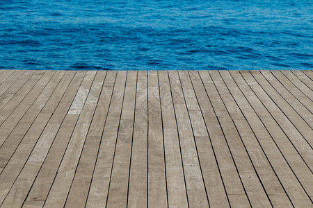 伍德码头和美丽的蓝海放松节日概念图片