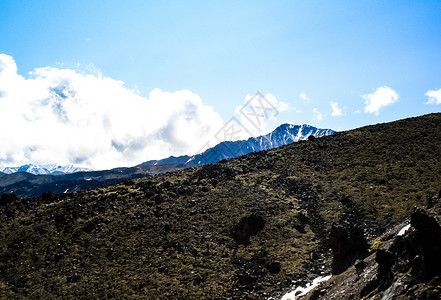 散落着石头的山景山地景观没有植被的岩石散落着石头的山景山地景观图片