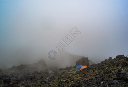 散落着石头的山景山地景观没有植被的岩石散落着石头的山景山地景观图片