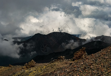 散落着石头的山景山地景观没有植被的岩石散落着石头的山景山地景观图片