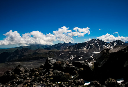 散落着石头的山景山地景观没有植被的岩石散落着石头的山景山地景观图片