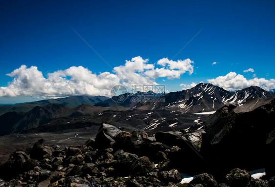 散落着石头的山景山地景观没有植被的岩石散落着石头的山景山地景观图片