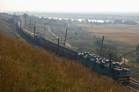 俄罗斯新西伯利亚州2018年7月日火车或引擎是铁路运输工具为火车提供动力通过铁路移动客运火车图片