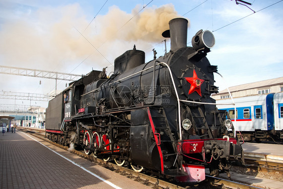 俄罗斯新西伯利亚州2018年7月日旧式蒸汽机车露天博物馆机车或引擎是铁路运输工具为火车提供动力旧式蒸汽机车露天博物馆图片