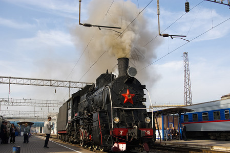 俄罗斯新西伯利亚州2018年7月日旧式蒸汽机车露天博物馆机车或引擎是铁路运输工具为火车提供动力旧式蒸汽机车露天博物馆图片