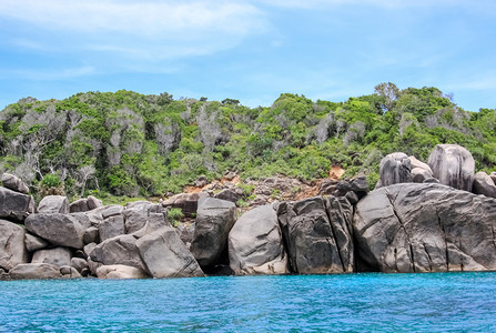 泰国普吉海滩附近的岩石和山丘泰国普吉海滩附近的岩石和山丘图片
