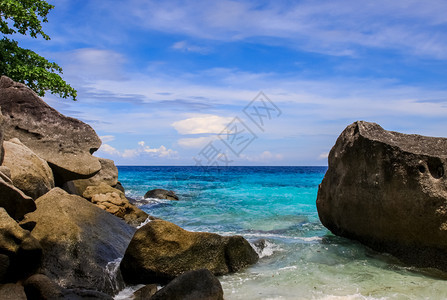 泰国普吉海滩附近的岩石和山丘泰国普吉海滩附近的岩石和山丘图片