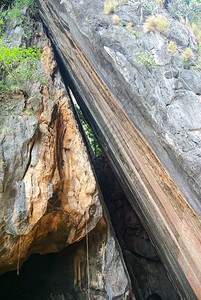 泰国山区岩石的裂缝泰国山区的岩石裂缝泰国山区岩石的裂缝背景图片