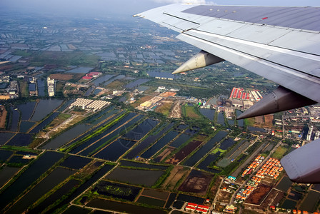 飞机在泰国上空飞行图片