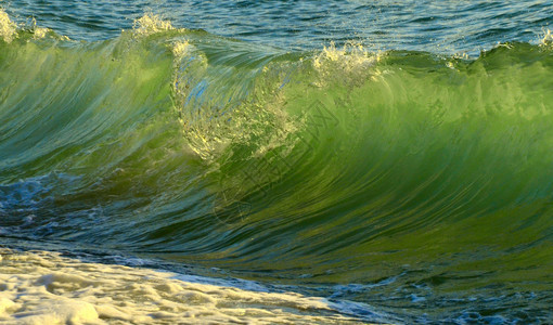 海浪冲上岸岸边的海景海浪冲上岸岸边的海景图片