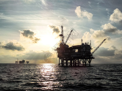 日落时分的海上石油平台日落时分的海上石油平台日落时分的海上石油平台图片