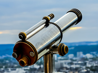 检查摩天大楼顶部的望远镜以观察城市检查摩天大楼顶部的望远镜以观察城市图片