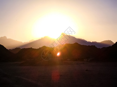 日落时埃及沙漠日落时埃及沙漠的景观图片
