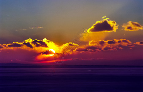 白卡尔湖日落美丽的天线风景图片