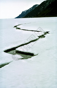 贝加尔岛的冬天湖面冰雪冬天贝加尔岛自然的美丽白加尔岛的冬天湖面冰雪图片