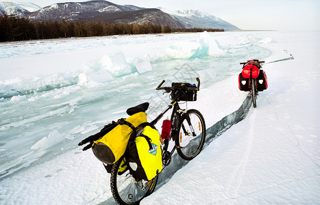 2015年月4日俄罗斯Baikal在Baikal冰上骑自行车在冬季骑自行车走过Baikal在Baikal冰上骑自行车在冬季骑自行图片