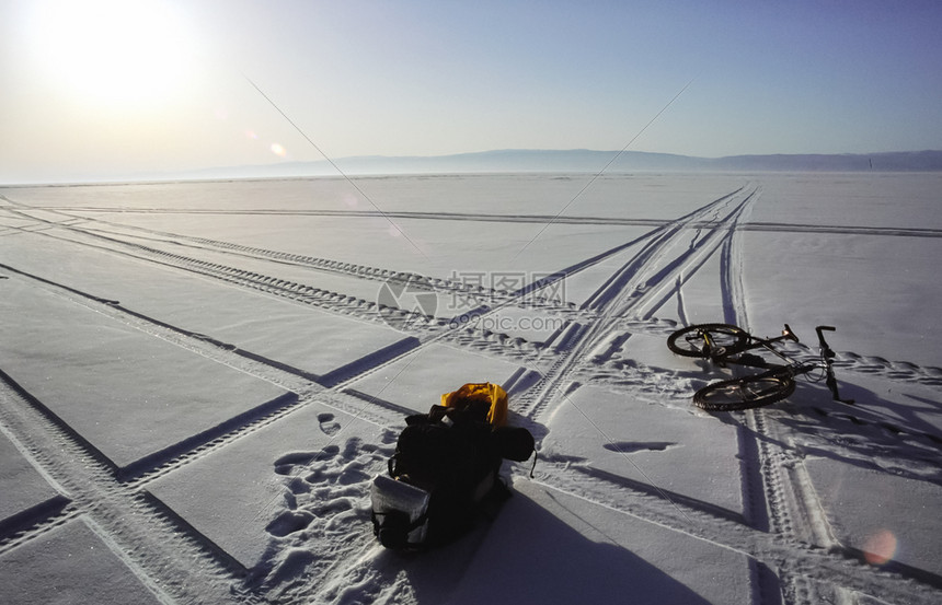 Baikal冰上骑自行车冬季走过Baikal冬季骑自行车走过Baikal冰上骑自行车冬季走过Baikal图片