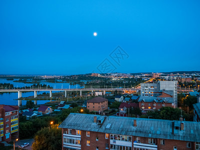 俄罗斯伊尔库茨克州2016年8月4日伊尔库茨克上空的黄昏伊尔库茨克的景象城市街道和建筑历史现代建筑伊尔库茨克上空的黄昏图片