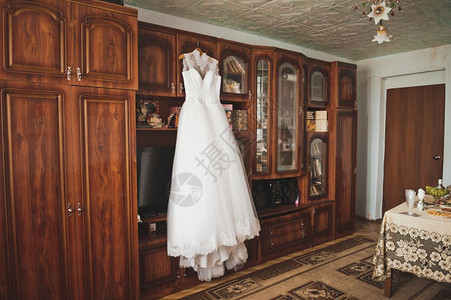 新娘的婚纱挂在9365室的衣架上图片