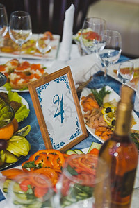 配菜的节日餐桌盛装的假日餐桌和8093小点心图片