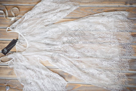 剪裁裙子的过程透明布料的剪裁817高清图片