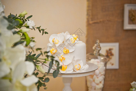 婚礼蛋糕在证物席上婚礼蛋糕与黄色花朵首饰8053图片
