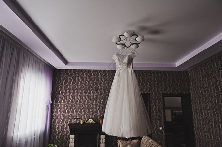 吊灯上挂着的婚纱女装豪华婚纱8479图片