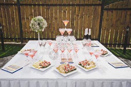 一张有零食和香槟杯金字塔的桌子美丽假日桌还有零食和729眼镜的金字塔图片