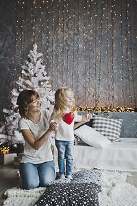 在圣诞树周围的家庭游戏快乐的圣诞节7361日背景图片