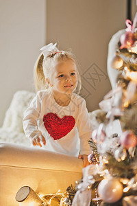 婴儿在圣诞树上玩装饰游戏孩子在圣诞节装饰7281的肖像图片