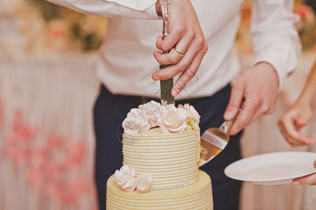 黄蛋糕切成碎片蛋糕给客人分享的过程786图片
