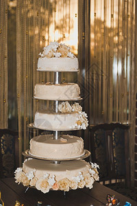 桌子上4层的蛋糕一张大婚礼蛋糕674层的2图片