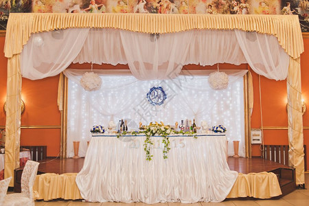 节日桌布和鲜花的装饰盛布和鲜花的节日桌614背景