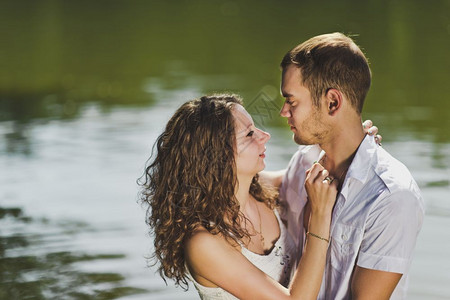 女孩和男亲吻池塘的水底亲吻池塘的岸边6320图片