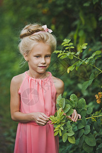 在绿树丛中生下一个婴儿的肖像在63树丛中生下一个头发和化妆的女孩肖像图片