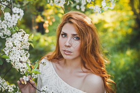 鲜花丛中女孩的肖像红发女孩的肖像樱桃和苹果树的花朵6183图片