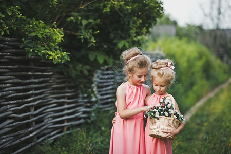 粉红色裙子和自然化妆的新娘614年生锈栅栏背景的孩子们肖像背景