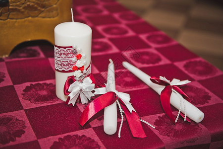 桌子上的蜡烛红色5148桌的蜡烛图片