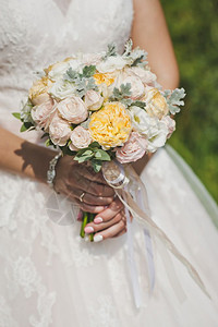 新娘手上有白色和黄的玫瑰新娘5198手上有彩虹图片