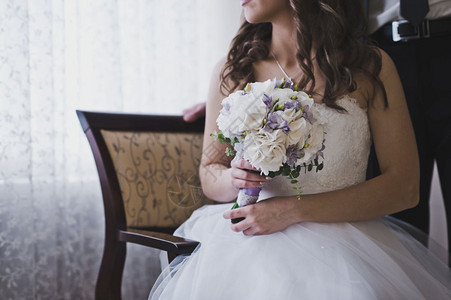 新娘拿着一束花放在新娘5491的手中图片