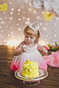 女孩一岁生日就吃蛋糕小宝5401蛋糕图片